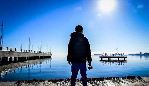 Ölenler anısına Hazar deniz kıyısına karanfiller bırakıldı