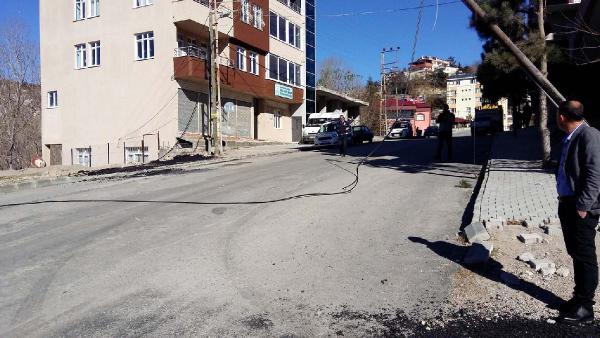 Kamyonun devirdiği direğin altında kalan 5 kişi yaralandı