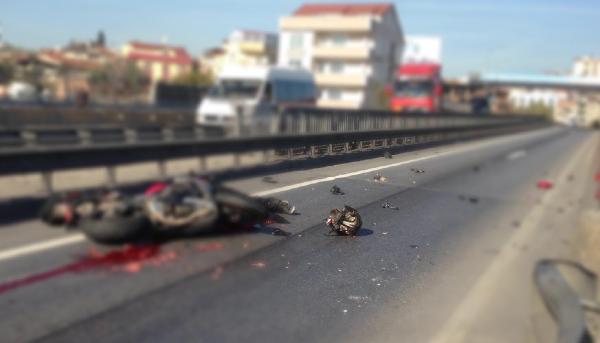 Bariyerlere çarpan motosiklet sürücüsü öldü
