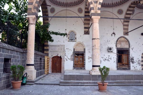 Sur'daki tarihi Kurşunlu Camisi'nde yangın çıktı, itfaiye müdahale edemedi