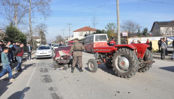 Otomobil ile traktör çarpıştı: 4 yaralı