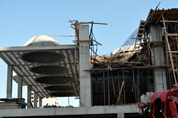 Cami inşaatında iskele çöktü, 3 işçi yaralandı