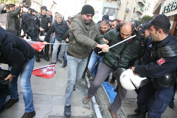 Gözaltıları protesto ederken gözaltına alındılar