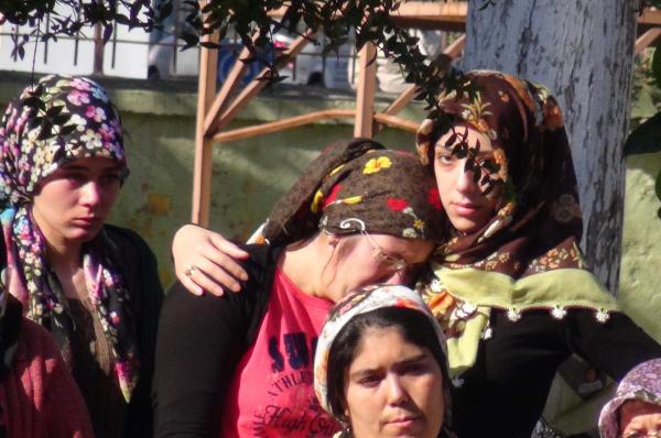 İki çocuğuyla son yolculuğuna uğurlandı