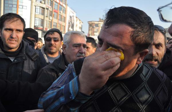 Ücret eylemi yapan demir çelik işçilerine polisten sert müdahale