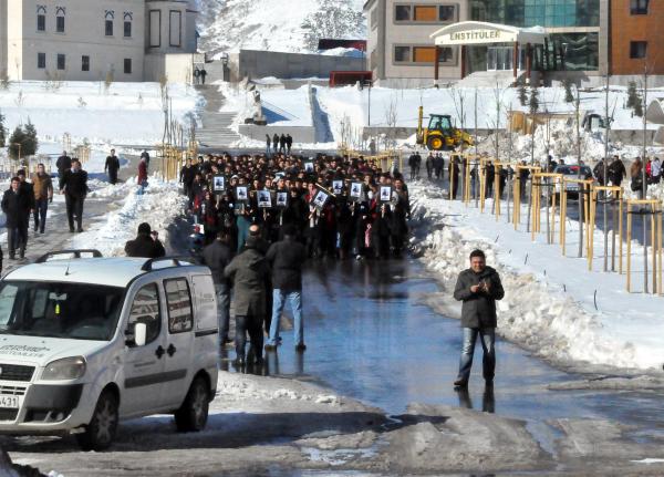 Kazada hayatını kaybeden arkadaşları için yürüdüler