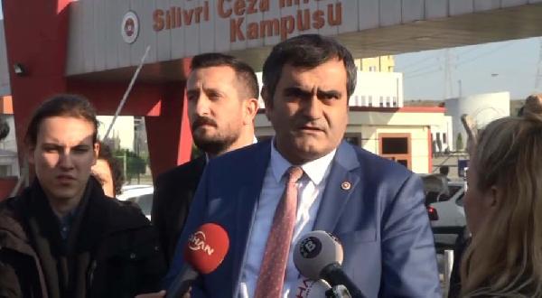 Can Dündar ve Erdem Gül için cezaevi önünde uçurtma uçurdular...