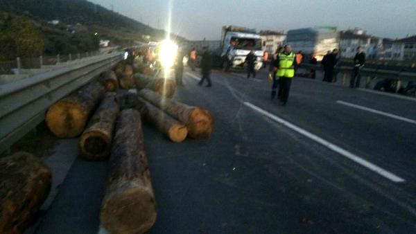 TIR devrildi, TEM otoyolu İstanbul yönü ulaşıma kapandı (2)