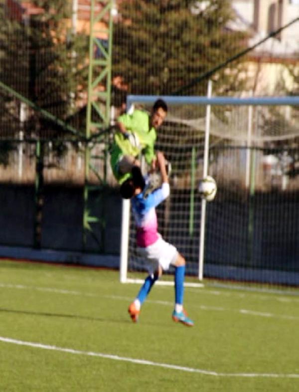 Amatör kümede çenesi kırılan futbolcu