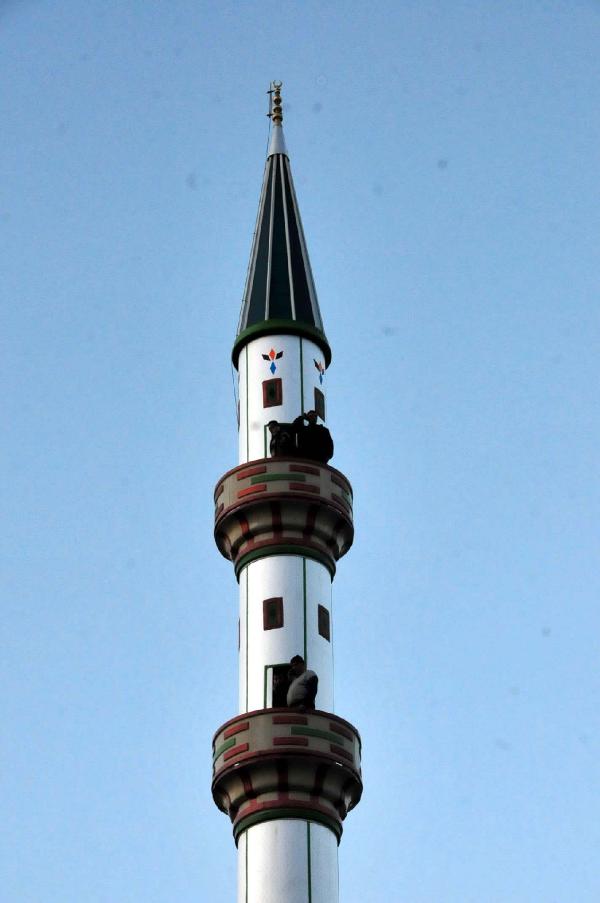 Cep telefonuyla konuşmak için minareye çıkıyorlar