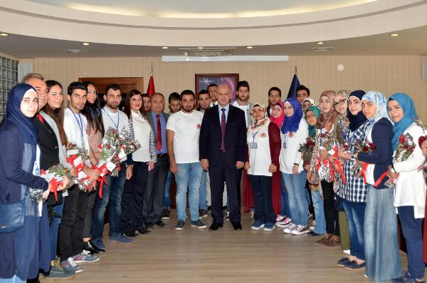 Mersin'de Suriyeli mültecilerden çiçekli teşekkür