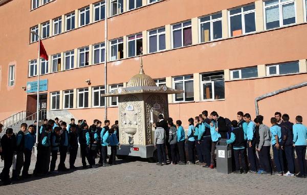 Belediye çeşmesinden, öğrencilere sıcak çorba