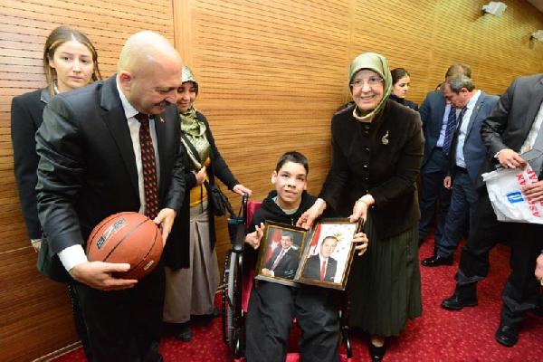 Aile Bakanlığı: Cumhurbaşkanı ve başbakanın imzalı fotoğrafları istek üzerine verildi
