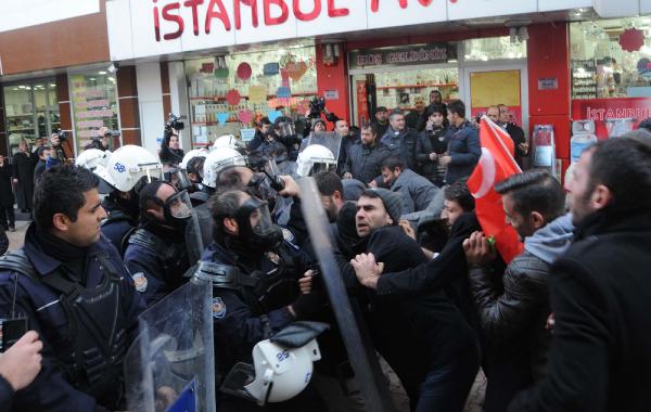 Sivas'ta demir çelik işçilerine yine biber gazlı müdahale