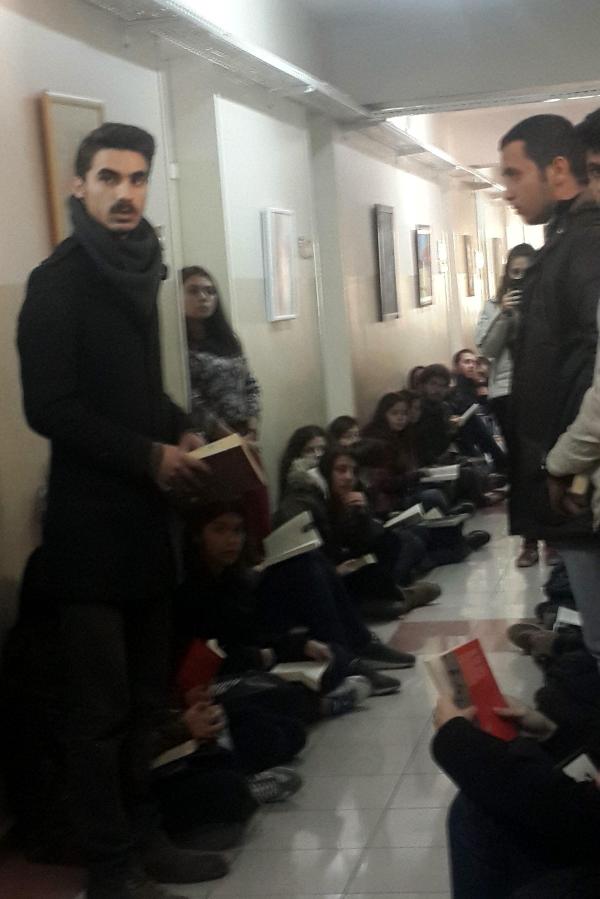 Ege Üniversitesi öğrencilerinden kitaplı eylem