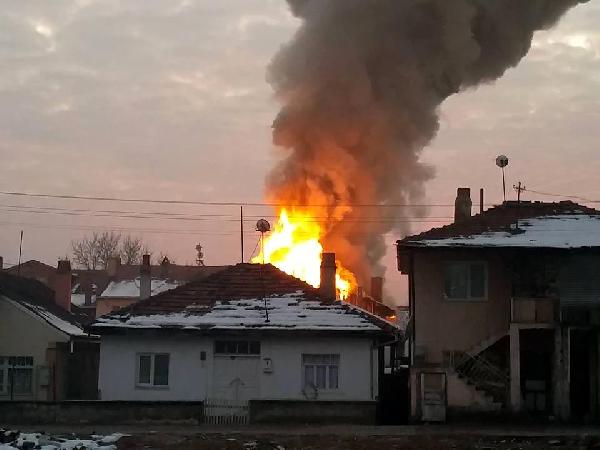Suriyeli ailenin evinde çıkan yangını itfaiye söndürdü