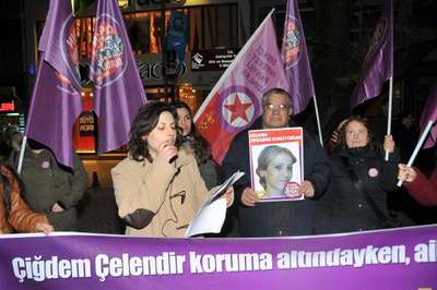 Kadınlar, eşini öldürüp kaçan kocanın yakalanmasını için eylem yaptı