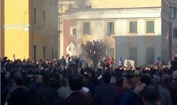 Arnavutluk'ta hükumeti protesto eden muhalifler polisle çatıştı...