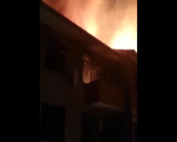 Kentsel dönüşüm için boşaltılan binalarda çatı yangını