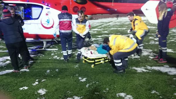 Yolları kapatan kar nedeniyle mahsur kalan hasta hava ambulansıyla hastaneye götürüldü