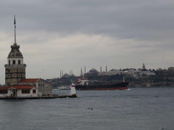 Rus askeri kargo gemisi  boğazı sahil güvenlik eşliğinde geçti