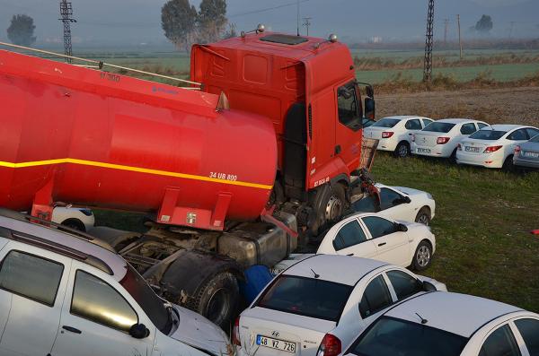 Yakıt tankeri park halindeki 6 aracı hurdaya çevirdi