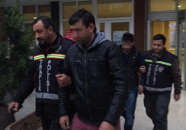 Köprüyü kamyonetin arka kapısına tutunarak  geçen kişi gözaltına alındı