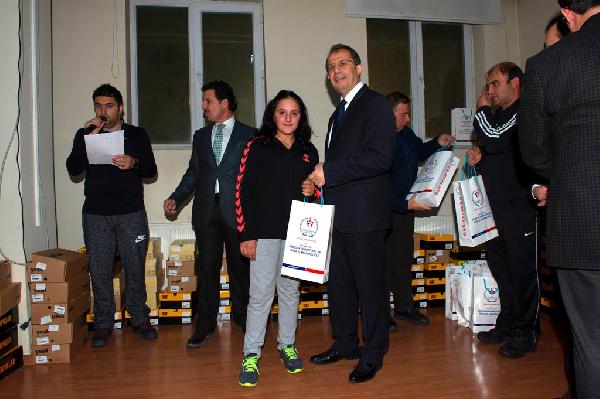 Van'da başırılı sporculara giyim ve kırtasiye yardımı