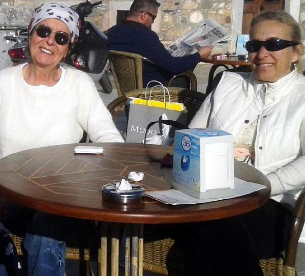 Fatma Girik yakınlarıyla sahilde dinlendi
