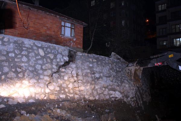 Hasar gören istinat duvarına iş makineli önlem