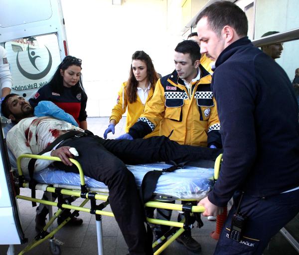 Alkollü genç 6 yerinden bıçaklandı