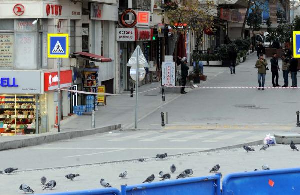 Taksim'de şüpheli bavul kontrollü patlatıldı