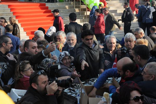 Bursa'da bedava hamsi izdihamı