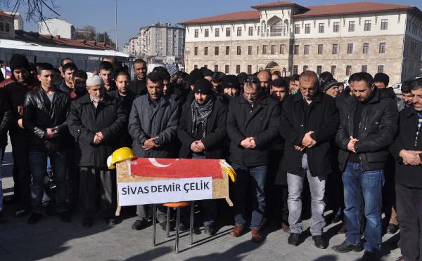 Sivas'ta demir çelik işçilerinden tabutlu eylem