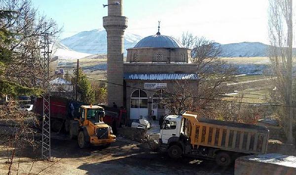 Buzlanan yolda kayan TIR, cami duvarına çarptı: 1 yaralı