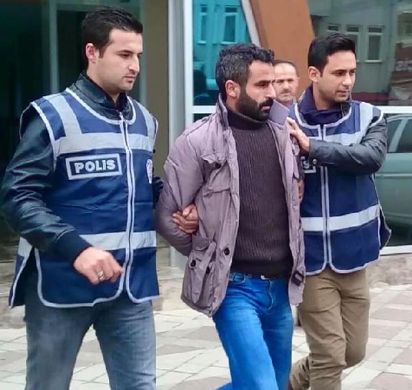 Tartıştığı kişiyi öldürüp, eşini yaralayan şüpheli adliyede