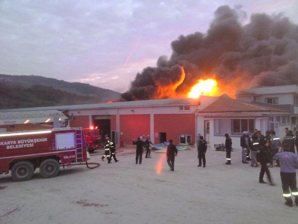 Geyve'de fabrika yangını (1)