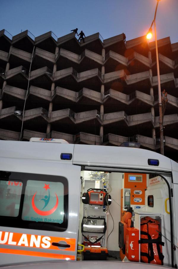 3 kişi, otoparkın terasında intihara kalkıştı