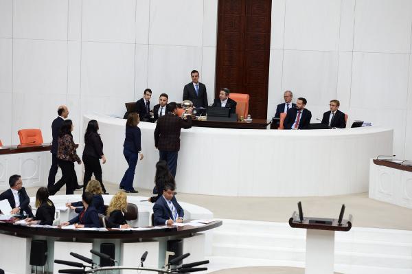 HDP milletvekilleri, TBMM'de Başkanlık Divanına yürüdü