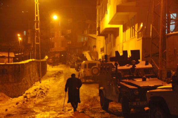 Hakkari'de 20 zırhlı araçla operasyon