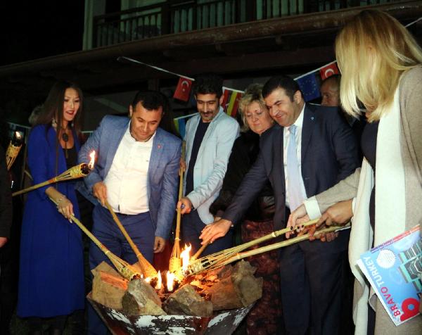 Barış için dilek feneri uçurup ateş yaktılar
