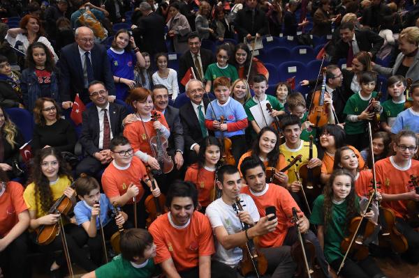 Kılıçdaroğlu, çocuk senfoni orkestrasının konserini dinledi