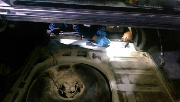 Kemalpaşa'da otomobilde 24 kilogram esrar ele geçirildi