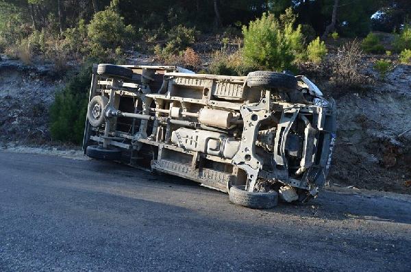 Resmi kamyonet takla atınca 6 belediye işçisi yaralandı