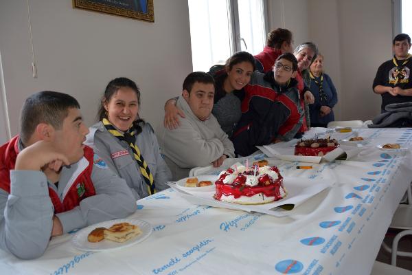 Doğum gününü engellilerle kutladı