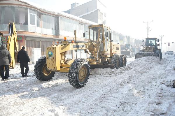 Yüksekova'nın cadde ve sokaklarında kar temizleme çalışması