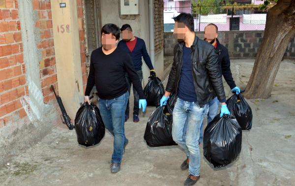 Terk edilmiş evde 29 kilo esrar ile 2 Thomson tabanca bulundu