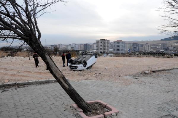Ağaca çarparak devrilen otomobildeki anne-oğul yaralandı