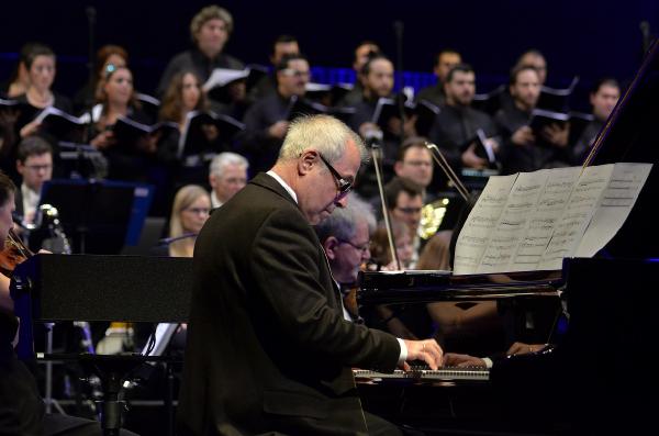 (Yeniden)- The Royal Philharmonic Orchestra'dan Sezen Aksu yorumu...