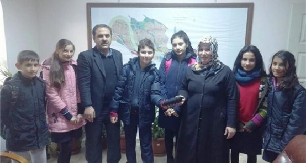 Öğrenciler buldukları cüzdanı sahibine teslim etti